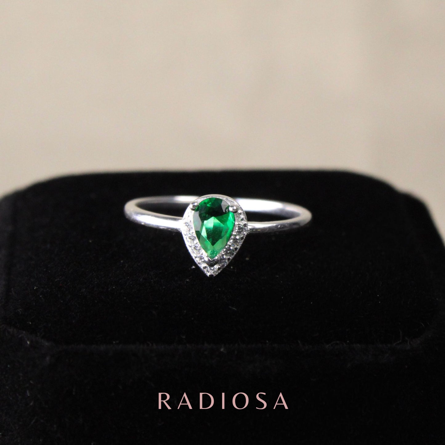 Anillo Lágrima Verde Halo Abrazo en Plata 925