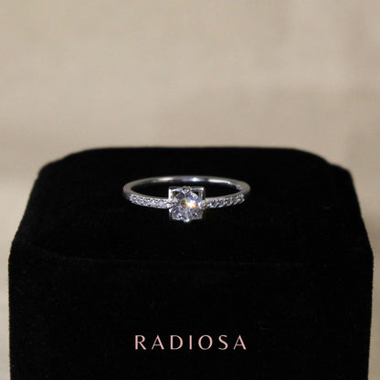 Anillo Susurro Eterno Solitario Cuadrado en Plata 925