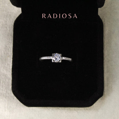 Anillo Susurro Eterno Solitario Cuadrado en Plata 925