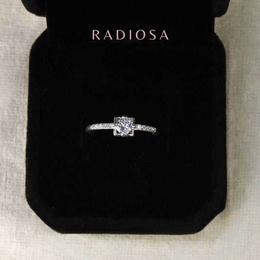 Anillo Susurro Eterno Solitario Cuadrado en Plata 925