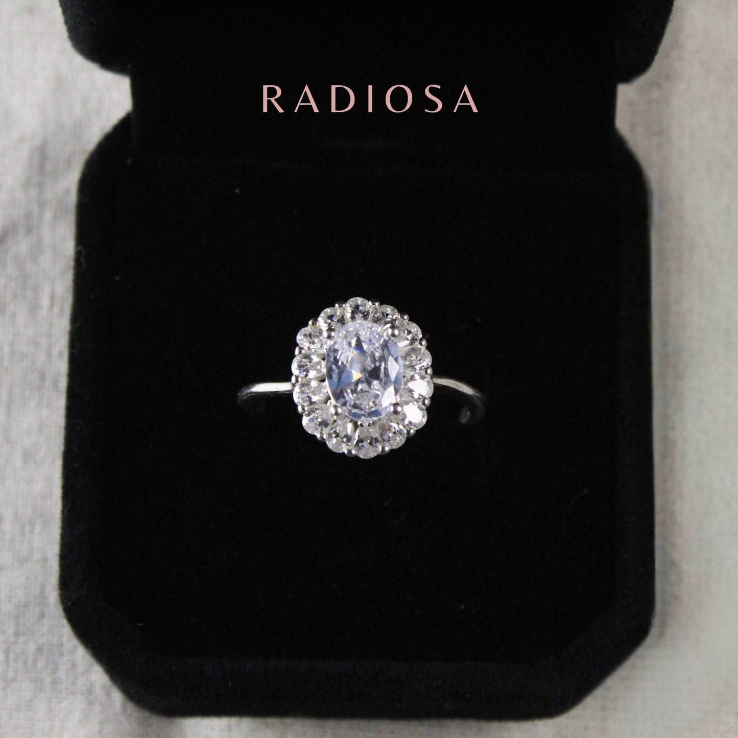 Anillo Halo Eterno Oval Radiante en Plata 925