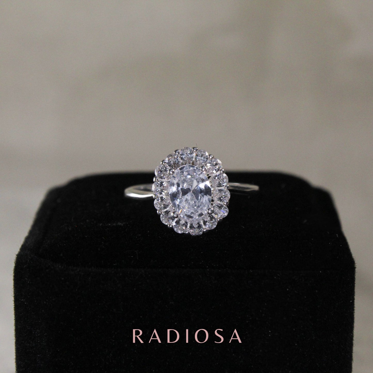 Anillo Halo Eterno Oval Radiante en Plata 925